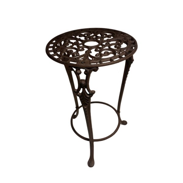 Vackert snirkligt dekorerad pedistal / sidebord i järn. Går i en antik stil och design och en nyans av ruffigt brunt. För blommo
