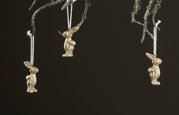 Liten söt kanin att hänga i guld. Att dekorera med i påskriset hänga i fönstret eller sätta i en krans på dörren tex. Guld färga