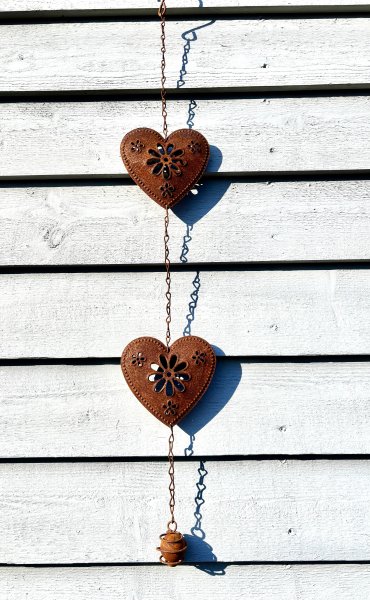 Rostiga dekorerade hjärtan på lång kedja 