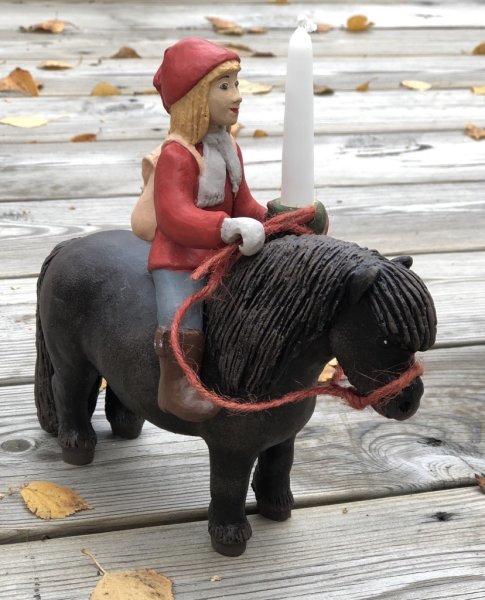 Hästen Pysen att dekorera med. Designad av Erkers Marie Persson Leksand. Unik i sin stil och modell. Ett Svenskt hantverk ut öve