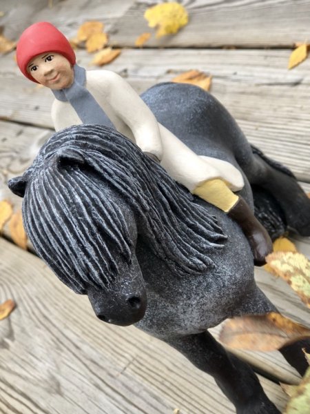 Ridande Staffan på hästen Apelgrå att dekorera med. Designad av Erkers Marie Persson Leksand. Unik i sin stil och modell. Ett Sv