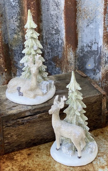 Vacker ren med julgran och paket. I mjuka nyanser av grönt, ljust brunt, silver och vitt, dekorerat med glitter likt is/frost kr