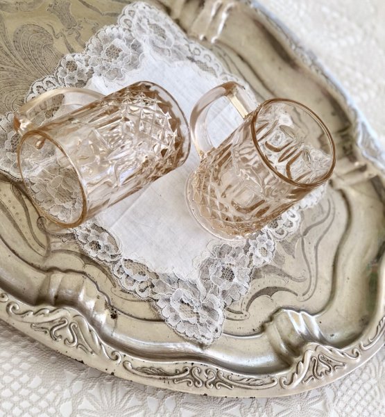 Vackert glas med handtag / kopp/mugg i glas. Kraftigare glas i en mjuk champagne nyans. med vackert mönster i glaset runt om. Pa