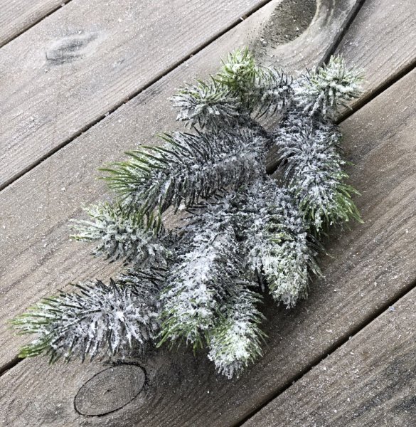 Vacker granris girlang med pudersnö att dekorera med. Välarbetad och vacker konstgjord längre tätare modell. Att lägga på spisel