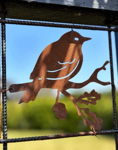 Fågel i rost att sätta på väggen eller i ett armeringsnät