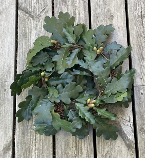 Vacker och välarbetad krans med ekblad och ekollon på natur bas. i rund modell med hög verklighetstrogen känsla. Mäter ca 35cm