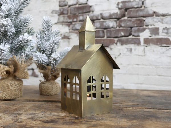 Ljushus kyrka dekorations hus i antik guld. För ljus eller dekoration. Tillverkat i plåt med fina detaljer runt om upptill. Öppn