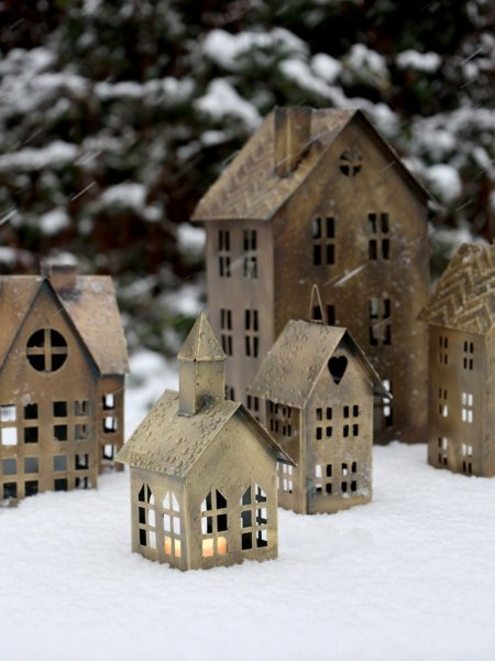 Ljushus kyrka dekorations hus i antik guld. För ljus eller dekoration. Tillverkat i plåt med fina detaljer runt om upptill. Öppn