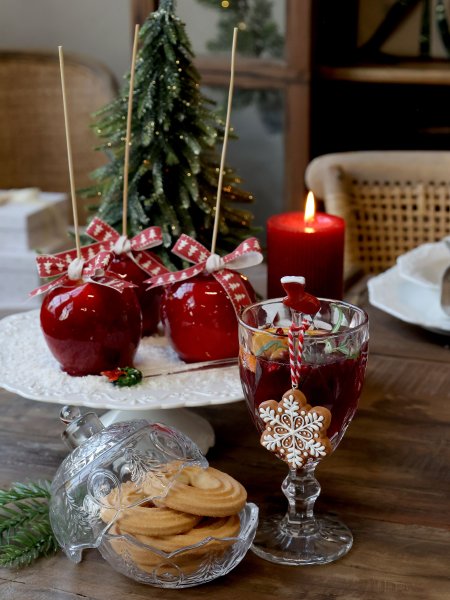 Skål julgranskula i glas med vackert mönster