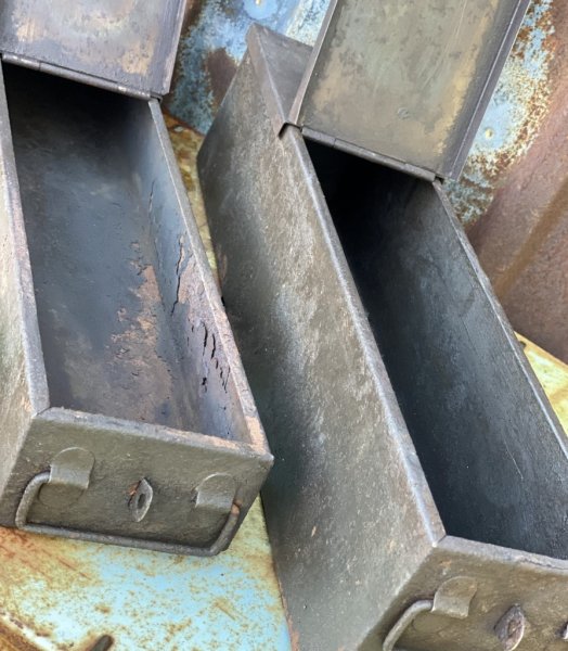 Indisk förvarings låda med lock i plåt och metall. Ruffig industri stil med rostiga ruffiga inslag . Återvunnen modell då dom ti