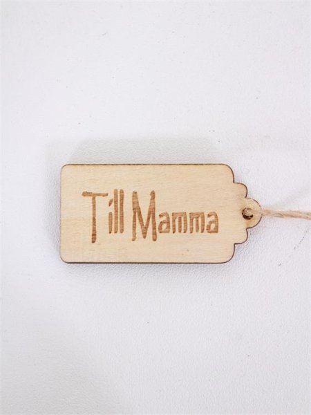 Natur tag / skylt med text och snöre. Finns i två modeller -Till Mamma -Till Pappa Med text på en sida . Mäter 6*3cm utan snör