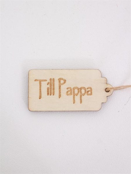 Natur tag / skylt med text och snöre. Finns i två modeller -Till Mamma -Till Pappa Med text på en sida . Mäter 6*3cm utan snör
