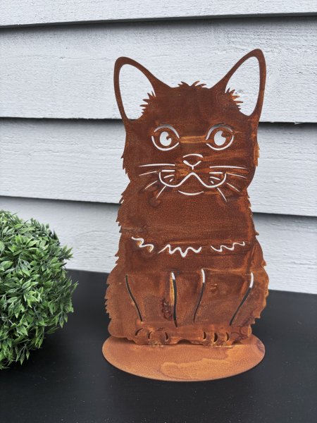 Söt och gullig katt i rost att dekorera med