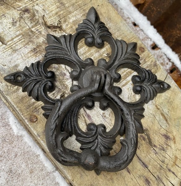 Dörrkläpp / dörrklapp i antik Fransk design. Tillverkad i järn och går i en Mörk brun nyans med ruffiga inslag. Mäter ca 16*1