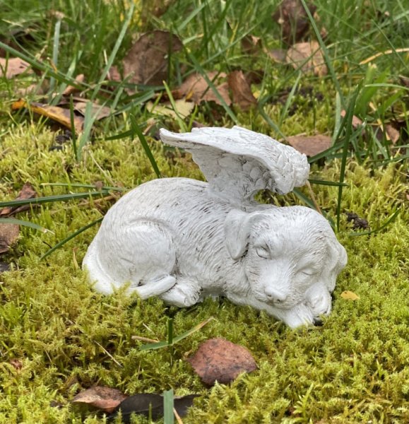 Grav minnes dekoration formad som en hund med vingar änglahund / gravhund i detaljrik modell som går i en grå vit nyans. Höjd: