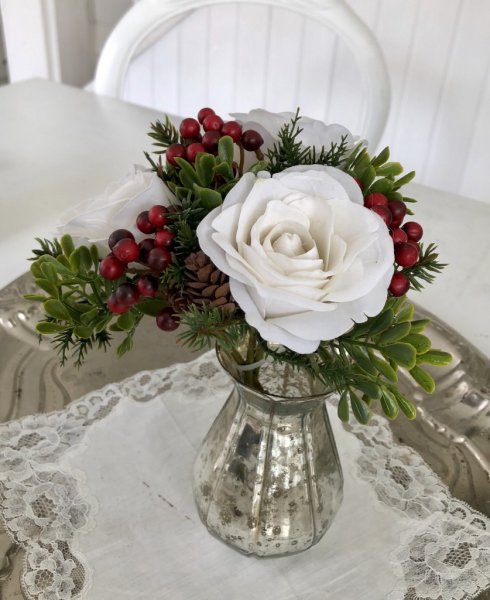 Jul / advents bukett med vit ros och julkvistar . Att ha i en mindre vas eller i en bukett tillsammans med flera eller andra blo