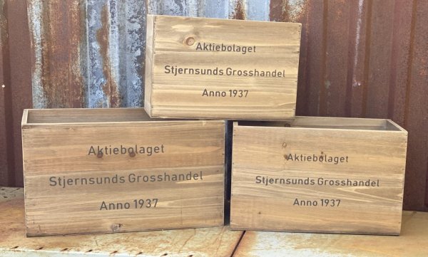 Gammeldags inspirerade trälådor med text. Trälådor med hög kant runt om. Finns i tre storlekar. -Större -Mellan -Mindre Text på