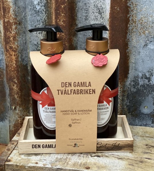 Presentförpackning Jul doft Saffran från Den Gamla Tvålfabriken. Fint sett med två förpackningar en handkräm och en tvål båda me