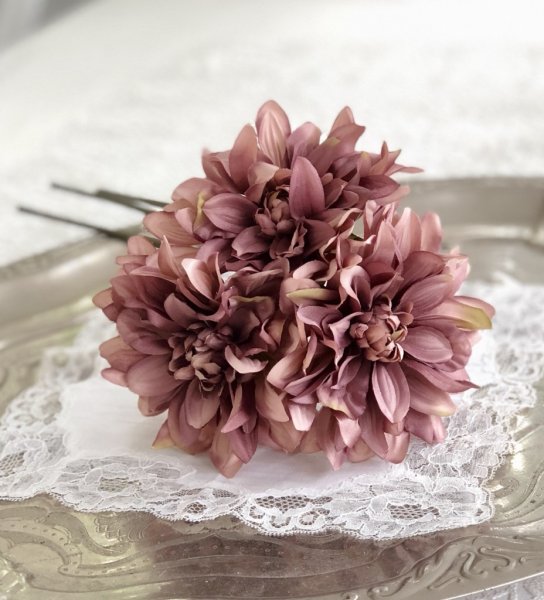Vacker Dahlia bukett om tre stycken blommor i tre olika dova vackra nyanser. -Mörk Blå -Gammelrosa -Creme Vitt Vackra verklighet