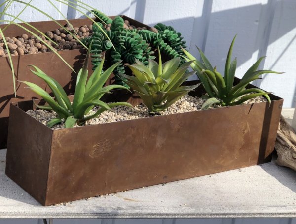 Grön succulent växt i kruka. Verklighetstrogen, välarbetad konstgjord växt. Finns i tre modeller -Med gröna långa blad -Med ljus