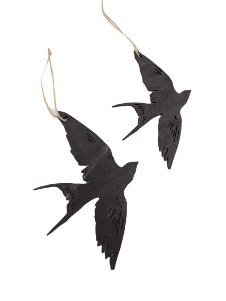 Svart svala i trä. Med snöre upptill så man kan hänga den i tex ett fönster eller på ett paket. Finns i två storlekar -Större -M