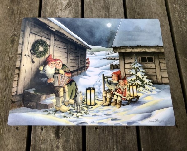 Bordstablett med gammeldags julmotiv av Lena Pettersson Månskensfröjd . Bordstabletten är plastad och lite styvare i modellen lä