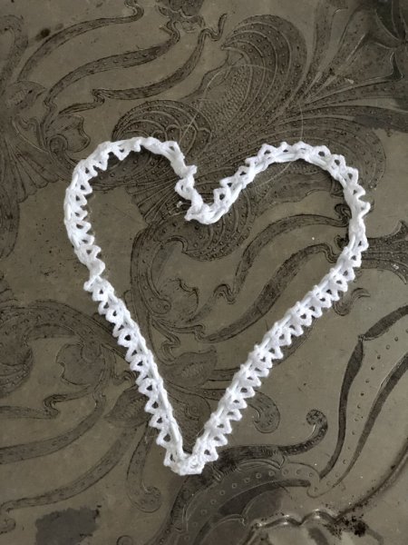 Vackert vitt vinter hjärta modell frost. Med stomme av metall och trädd spets utanpå stommen. Att dekorera med. Mäter 10*12