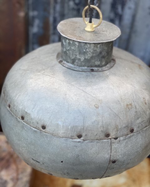 Taklampa i industri stil. Ruffig i plåt med fabriks slitna och nötta inslag. Går i en zink grå nyans med rundad bullig skärm .