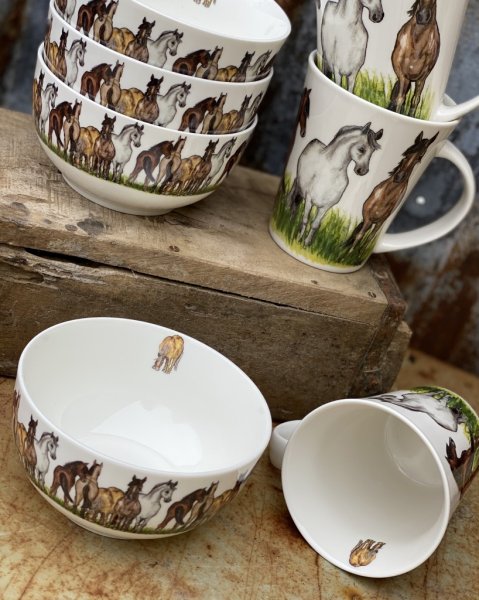 Gulligt och livfullt porslin med motiv av hästar. Finns i två delar. -Skål -Kopp Med häst på insidan och flera hästar runt om på