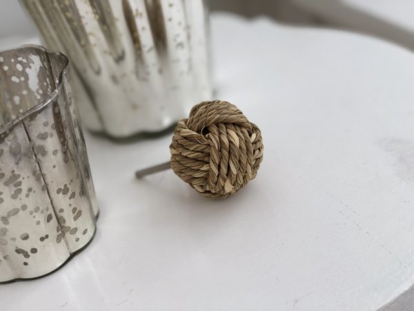 Natur knopp i marin stil med virat jutesnöre i omlott runt knoppens huvud. Från Madam Stoltz Längd: ca 7cm Bredd: ca 4cm