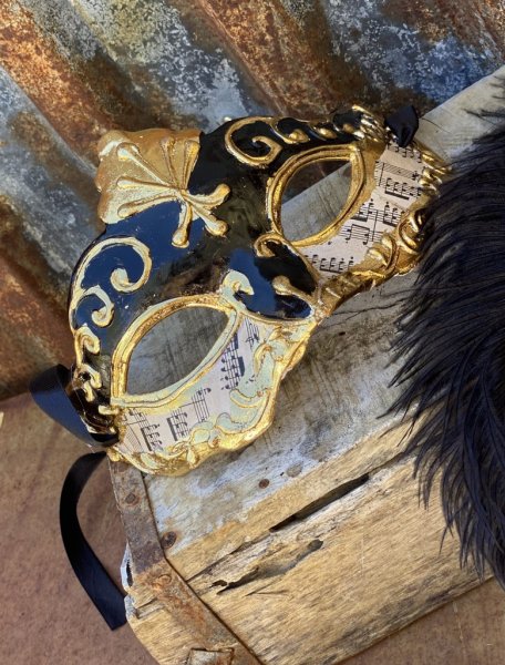 Maskerad mask i vacker gammeldags elegant modell med noter och guld. Finns i två modeller -Svart -Röd Med band att knyta fast ru