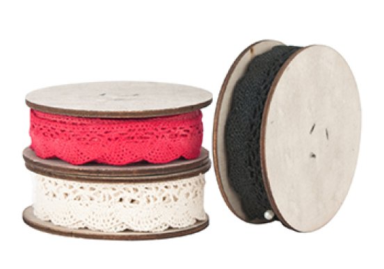 Gammeldags vacker röd spets på trärulle. Att dekorera med sy på gardiner, fästa som hyllband, klä paket med eller liknande. Finn