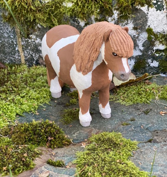 Ponny hästen Milly en söt brun skönhet med beige man, att dekorera med. Designad av Erkers Marie Persson Leksand. Unik i sin st