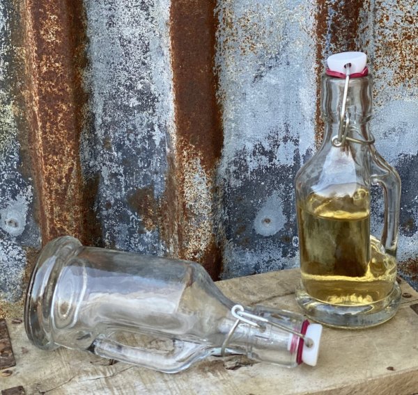 Flaska i glas med handtag och patentkork. I gammeldags modell och design. Passade till picknicken att ha kaffemjölken i eller at