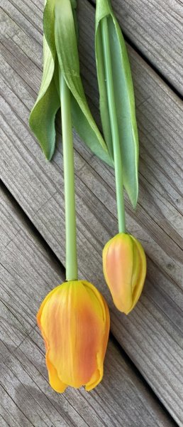 Vacker tulpan med gröna blad. Konstgjord modell med krispig verklighets känsla. Finns i två modeller och sex olika nyanser -Vi