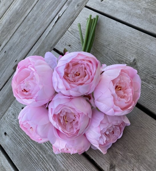 Vacker och fyllig bukett med rosa pioner. Välarbetad och verklighetstrogen konstgjord modell. I bukett på sju stycken pioner. I