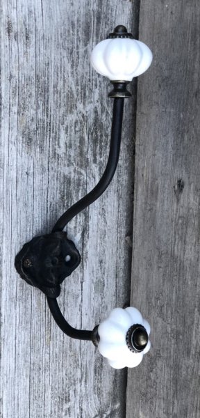 Vacker svart krok med inslag av antik guld i gammeldags antik stil. Dekorerad med vita veckade porslins knoppar med stomme i an