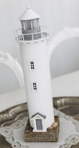 Hakens fyr vacker verklighetstrogen design med belysning inuti. Att dekoration med . Går i vitt med natur inslag . Modellen är r