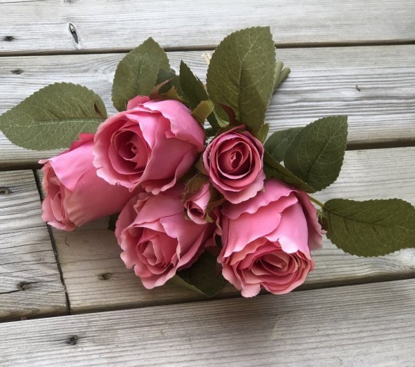 Vacker ros bukett med rosor cream och gröna blad. Mixad bukett om större och mindre rosor i samma bukett. Välarbetad och vacker