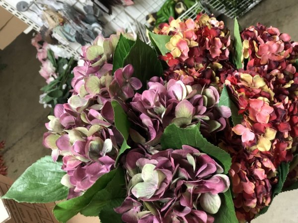 Hortensia i milda lavendel lila nyanser. Välarbetad, verklighetstrogen konstblomma. I kvist/gren modell om en blomma omgiven av