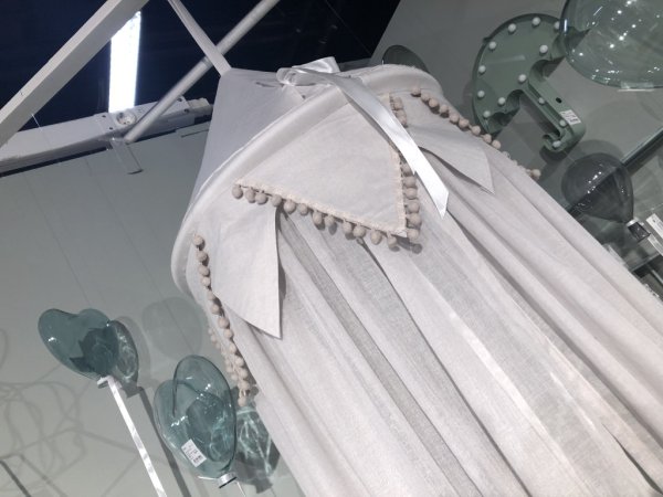 Vacker sänghimmel i tyg. Böljande modell med vacker bord runt om upptill med små tyg bollar. Sänghimmeln finns i tre nyanser -R