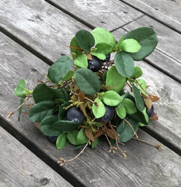 Vacker och välarbetad bukett med blåbärsris och blåbär. Konstgjord med hög verklighetstrogen känsla. Lika fin ensam som att ha