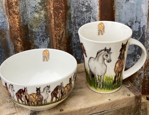 Gulligt och livfullt porslin med motiv av hästar. Finns i två delar. -Skål -Kopp Med häst på insidan och flera hästar runt om på