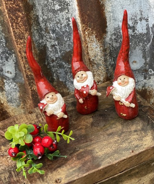 Söta och gulliga tomtar / skogsnissar med hög röd luva och svamp. Finns i tre modeller -Svamp i en hand -Liten svamp i händerna