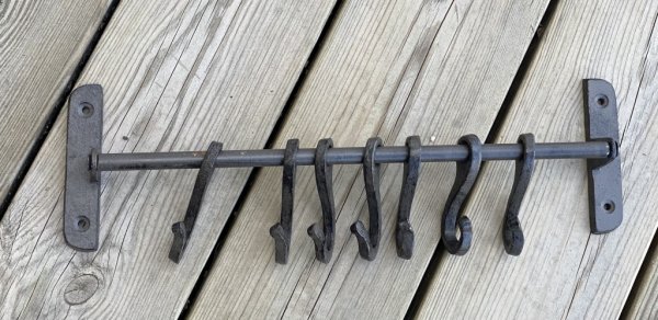 Hängare / stång med krokar i järn. Vacker och praktisk förvaring som passar både inomhus och utomhus i växthuset tex. Stången ha