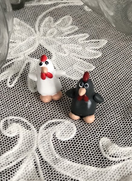 Söt liten tupp Birger att pynta och dekorera med. Birger finns i två nyanser -Grå -Vit I mindre välarbetad modell. Mäter ca 3c