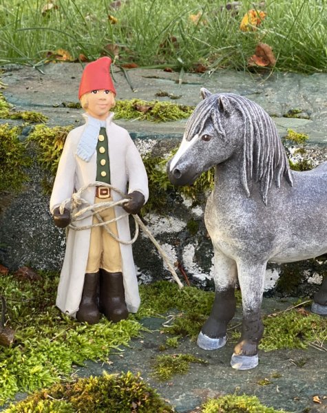 Staffan stalledräng att dekorera med. Staffan har ett snöre i handen som man kan fästa på en av hästarna om man vill. Designad