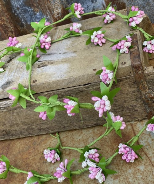 Grön girlang med rosa och vita bär buketter med gröna blad. Girlangen har formbar metall stomme, så girlangen kan lätt viras och