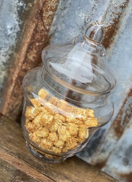 Vacker glasburk / pokal i glas med lock. Kurvig form med en liten fot nertill. För förvaring och dekoration. Höjd: ca 23cm Bred