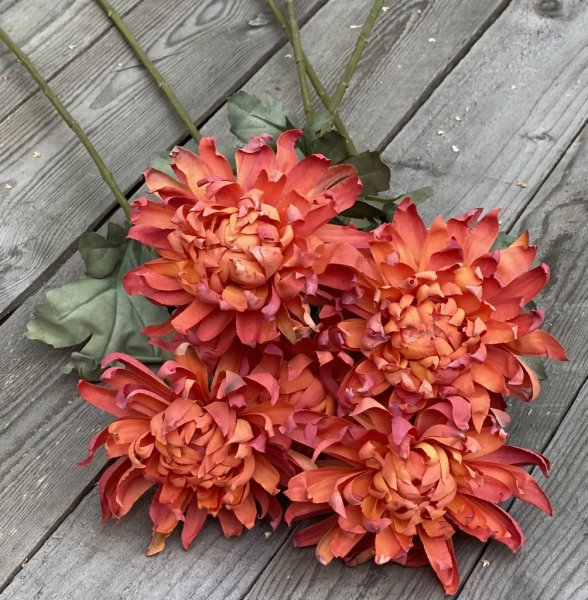 Vacker höst inspirerad crysanthemum i mustig orange nyans. Livfull och välarbetad verklighetstrogen konstgjord modell. Lika vack